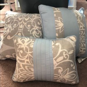 3 Decorative pillows